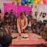 CM विष्णुदेव साय ने बच्चों संग सादगी से मनाया अपना जन्मदिन, केक काटा-चॉकलेट खिलाई, मां जसमनी का भी लिया आशीर्वाद