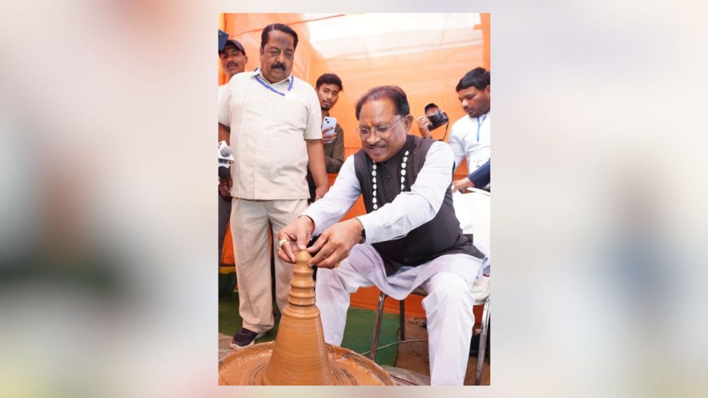 Chief-Minister-Sai-stepped-onto-potters-wheel