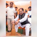 CM साय ने कुम्हार के चाक पर आजमाया हाथ, दीया और कलश गढ़कर पारंपरिक शिल्प के प्रति दिया सम्मान का संदेश