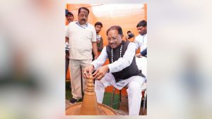 Chief-Minister-Sai-stepped-onto-potters-wheel