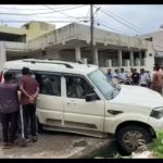 नाले में फंसी गाड़ी, ड्राइवर की मदद करने वालों ने देखा सीट में छिपाकर अंदर रखे थे संदिग्ध पैकेट, पुलिस ने जब्त किया 5 क्विंटल गांजा